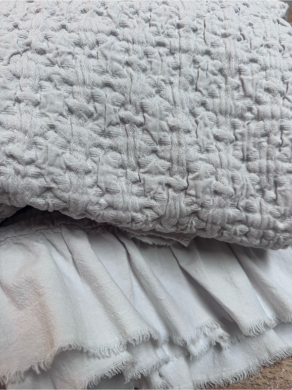 PiuBelle Linen coverlet with soft ruffle edge , size king